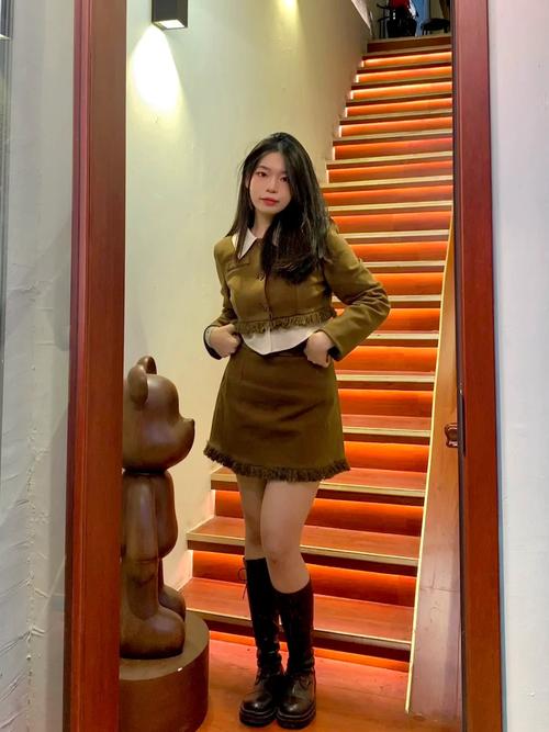 优雅与修身并行,咖色套装女装修身的时尚魅力 MI家设计百科 优雅与修身并行,咖色套装女装修身的时尚魅力 优雅与修身并行,咖色套装女装修身的时尚魅力 MI家设计百科