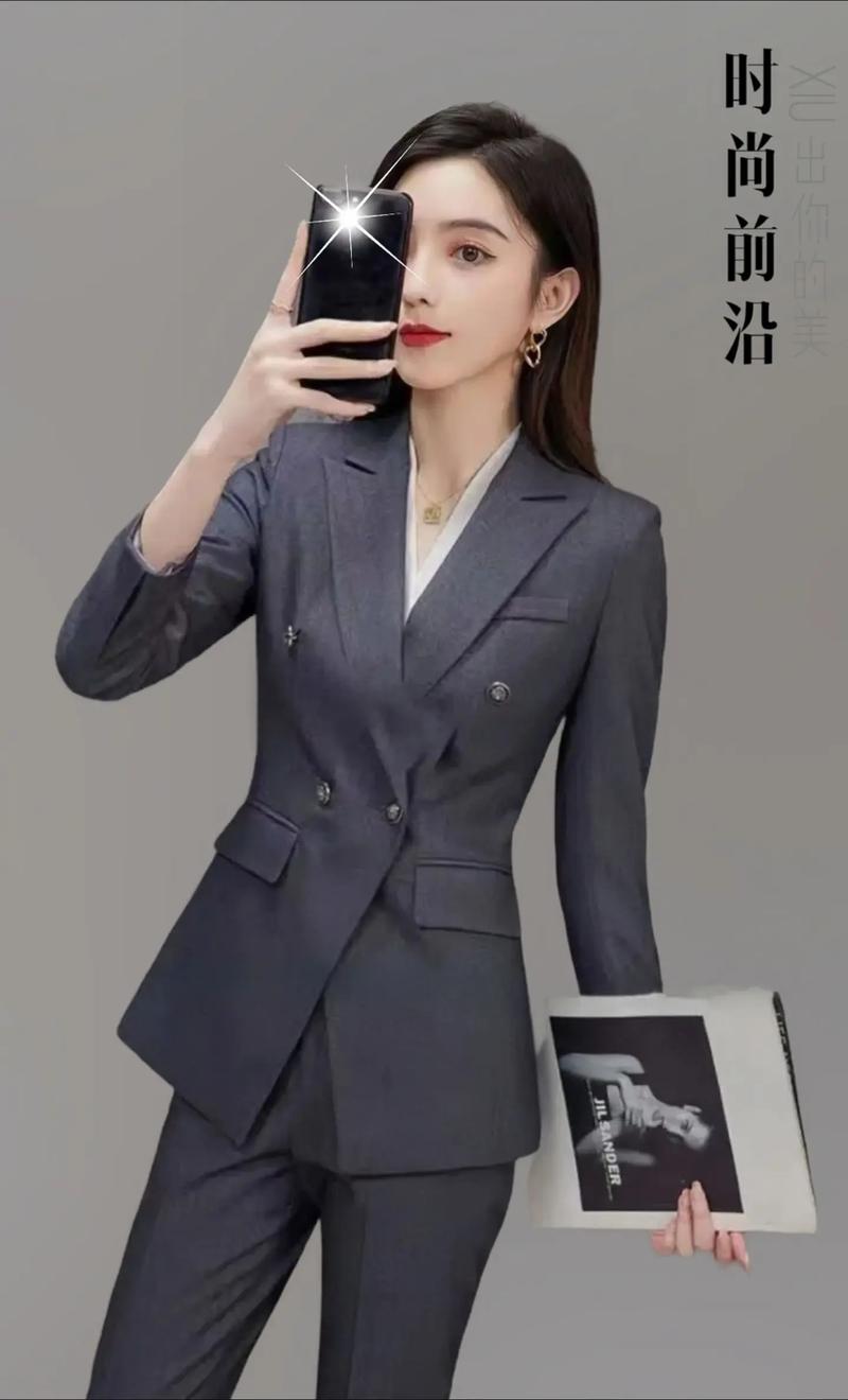 女款西装套装修身遮臀条纹,时尚与适用的完美结合 女款西装套装修身遮臀条纹,时尚与适用的完美结合 MI家设计百科
