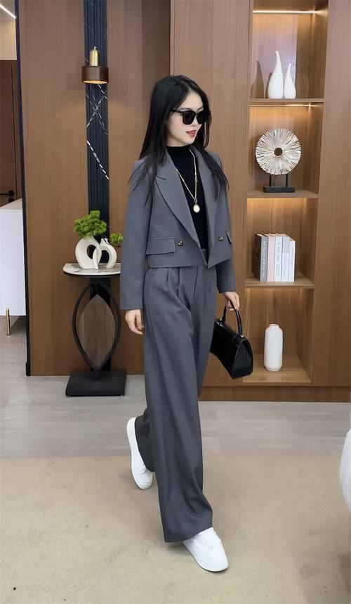 秋款女装修身西服搭配外套指南,优雅与适用的完美融合 MI家设计指南 秋款女装修身西服搭配外套指南,优雅与适用的完美融合 秋款女装修身西服搭配外套指南,优雅与适用的完美融合 MI家设计指南
